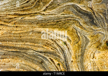 Arancione, giallo, grigio le rocce sedimentarie - colorata rock strati formati attraverso la cementazione e la deposizione - abstract graphic design sfondi, picchiettio Foto Stock