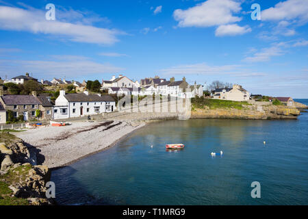 Vista su tutta la spiaggia di cottages sul lungomare nel villaggio di Moelfre, Isola di Anglesey, Galles, Regno Unito, Gran Bretagna Foto Stock