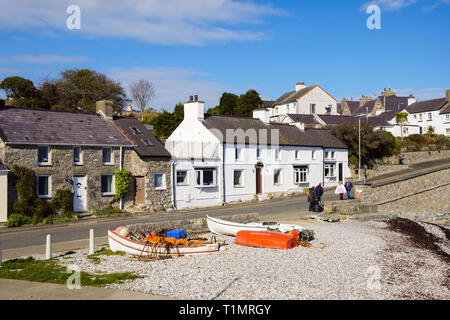 Vista cottage sul mare con barche di pescatori sulla spiaggia nel villaggio di Moelfre, Isola di Anglesey, Galles, Regno Unito, Gran Bretagna Foto Stock