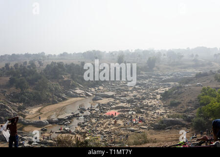 Vista della pianura dopo un cascate collinare in Indian terra asciutta Foto Stock