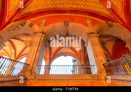 In stile coloniale di architettura con archi e colonne in area pubblica del Museo d'Arte della città di Queretaro, Messico. Foto Stock