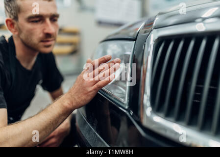 Faro di auto con tergivetro Foto stock - Alamy