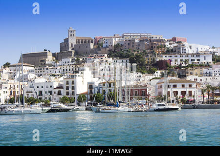 Ibiza città di Eivissa con la cattedrale e la città vecchia, nelle Isole Baleari Foto Stock