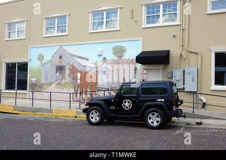 Auto della Polizia parcheggiato di fronte ad un edificio murale nel centro cittadino di Brooksville, Florida Foto Stock