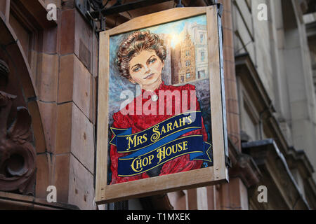 La signora Sarah's Chop House Sign in Manchester Foto Stock