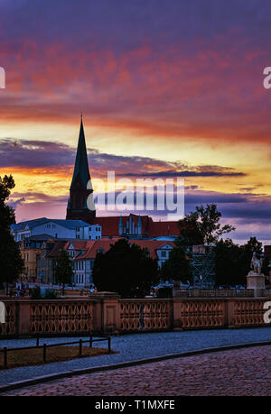 Tramonto sulla cattedrale e la città vecchia di Schwerin con drammatica nuvole. Foto Stock