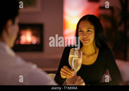 Paio di tostatura bicchieri da champagne Foto Stock