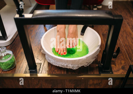 Client femmina in piedi in una vasca da bagno per pedicure, vista dall'alto Foto Stock