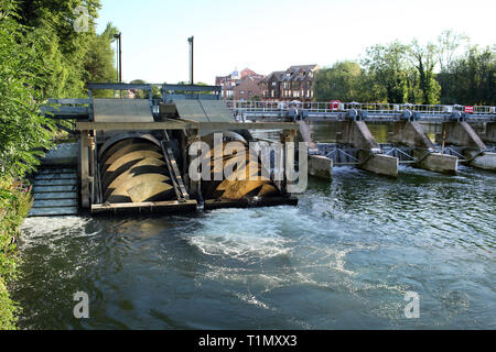 Romney Weir Schema idrostatico sul Fiume Tamigi a Windsor. L'elettricità è generata da due viti di Archimede che sono rivolti dall'acqua fluente. Foto Stock