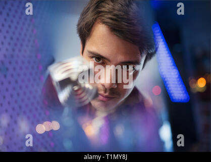 Innovatore maschio esaminando prototipo Foto Stock