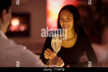 Paio di tostatura flauti champagne Foto Stock