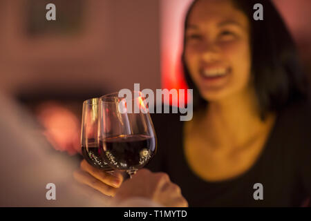 Paio di tostatura di bicchieri di vino Foto Stock