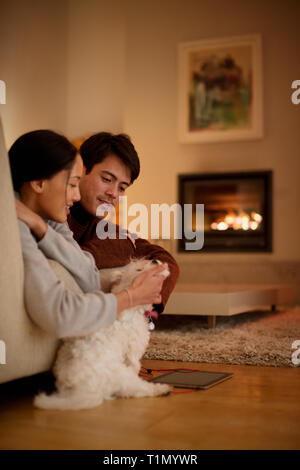 Giovane petting cane in salotto Foto Stock