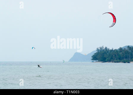 Bellissimo paesaggio marino con kiteboarding in Thailandia Foto Stock