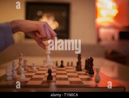 Mano giocando a scacchi, pezzo in movimento Foto Stock