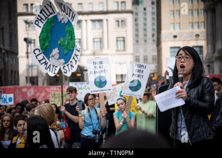 Centinaia di studenti a piedi fuori per evidenziare l'urgenza della crisi climatica e la loro frustrazione per l'inerzia degli adulti. Philadlephia, STATI UNITI D'AMERICA, 15 marzo 2019 Foto Stock