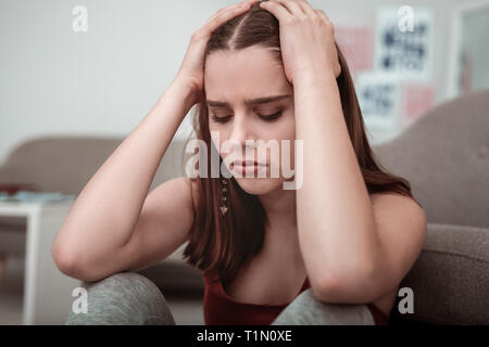Giovane donna sensazione molto stressato e sconvolto Foto Stock