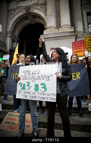 Centinaia di studenti a piedi fuori per evidenziare l'urgenza della crisi climatica e la loro frustrazione per l'inerzia degli adulti. Philadlephia, STATI UNITI D'AMERICA, 15 marzo 2019 Foto Stock