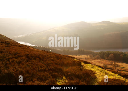 Vista su Ladybower serbatoio dal bordo Derwent in inglese il Peak District presi in tarda serata Foto Stock
