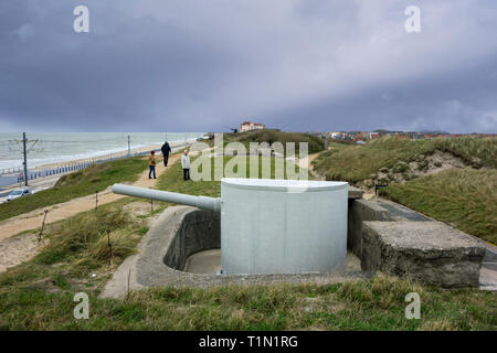 La ricostruzione del tedesco WWI pistola a batteria Aachen in Raversyde Atlantikwall / Atlantic Wall open-air museum, Raversijde, Fiandre Occidentali, Belgio Foto Stock