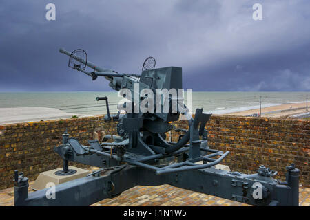 Flak 28 / Bofors 40 mm pistola, anti-aerei auto-cannon a Raversyde Atlantikwall / Atlantic Wall open-air museum a Raversijde, Fiandre Occidentali, Belgio Foto Stock