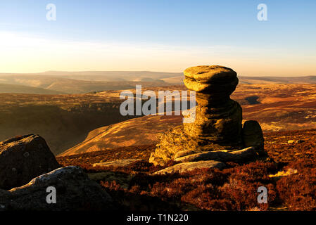 Tramonto a cantina di sale, una strana formazione di roccia in alto sul bordo Derwent in inglese il Peak District, REGNO UNITO Foto Stock