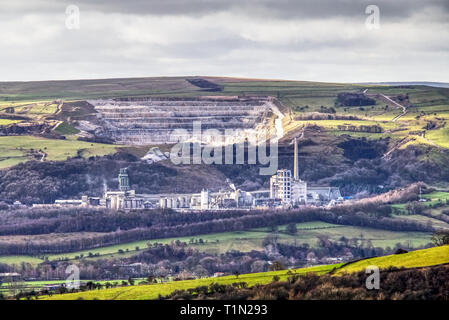 Breedon speranza opere in cemento e cava di calcare visto dal bordo Bamford nel Parco Nazionale di Peak District, Derbyshire, Regno Unito Foto Stock