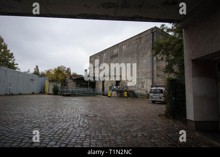 Ricreato Hitlers bunker a Berlino Germania cemento edificio museo cortile morte distruzione uccidere ucciso suicidio commesso fuori dal centro di comando Foto Stock
