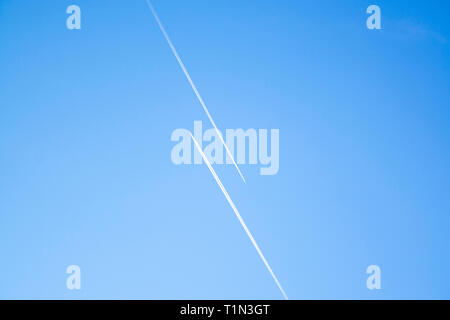 Due aerei nel cielo blu volare in diversi modi. Concetto creativo di relazione. Percorsi divergenti simbolo. Foto Stock