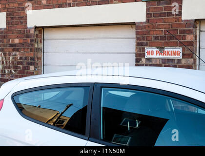 Macchina parcheggiata di fronte a un parcheggio non firmare, Nottinghamshire, England, Regno Unito Foto Stock