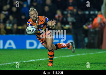 Xxii Marzo 2019 , Mend-a-tubo Jungle, Inghilterra; Betfred Super League, Round 7, Castleford Tigers vs St Helens ; Paolo McShane di Castleford Tigers passa la palla Credito: Craig Milner/news immagini Foto Stock