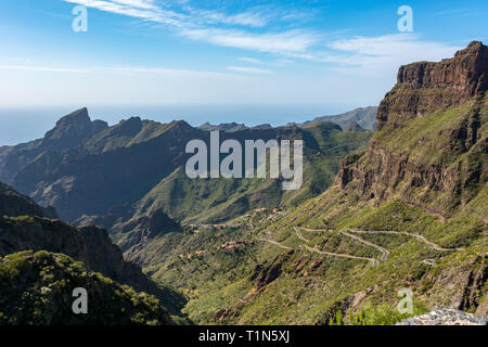 Il pittoresco villaggio circondato da verdi pendii nel paesaggio vulcanico. Masca, Tenerife. Foto Stock