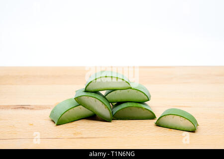 Pezzi di aloe vera su di un tavolo di legno Foto Stock