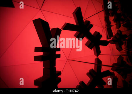 Yen giapponese o il cinese Yuan il simbolo di valuta con molte immagini di mirroring di sé su sfondo rosso Foto Stock