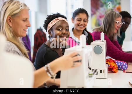 Ritratto femminile fiducioso fashion designer che lavora alla macchina da cucire Foto Stock