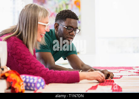 Stilisti di moda di assemblaggio di modello di cucitura Foto Stock