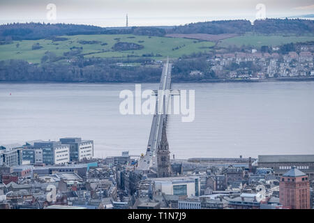 Dal monumento a Dundee Law Hill guardando verso il basso sopra la città alla quarta o Tay Road Bridge Dundee in Scozia. Foto Stock