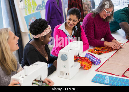 Designer di moda utilizzando macchine per cucire Foto Stock