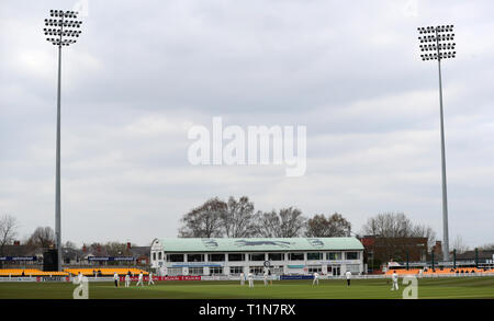 Una vista generale dell'azione tra Leicestershire e Loughborough MCCU durante il giorno due di Inghilterra MCC Università corrispondono a Grace Road, Leicestershire. Foto Stock