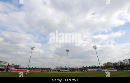 Una vista generale dell'azione tra Leicestershire e Loughborough MCCU durante il giorno due di Inghilterra MCC Università corrispondono a Grace Road, Leicestershire. Foto Stock