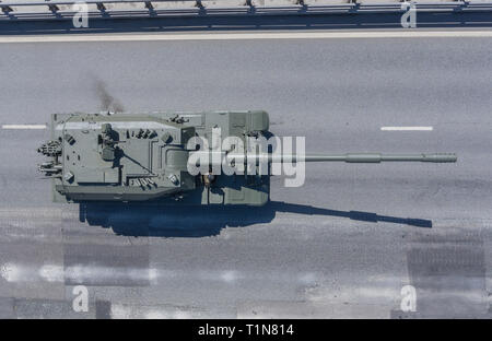 Mosca, 9 maggio 2018. Moderne semoventi di artiglieria 2S35 Koalitsiya-SV ritorna dalla Piazza Rossa dopo la vittoria parata del giorno, vista dall'alto. Foto Stock