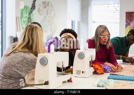 Moda femminile dei progettisti che lavorano a macchine da cucire in studio Foto Stock