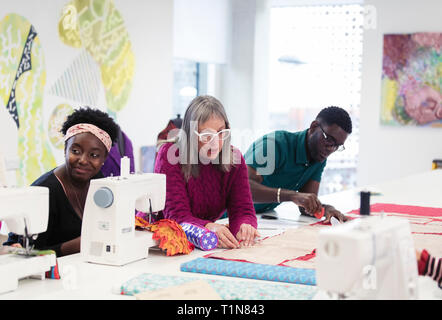 Fashion designer che lavorano in studio Foto Stock