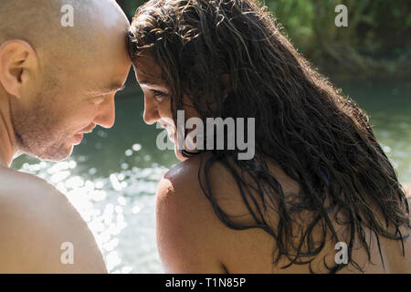 Affettuosa e serena giovane faccia a faccia a sunny riverside Foto Stock