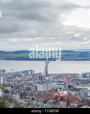 Dal monumento a Dundee Law Hill guardando verso il basso sopra la città alla quarta o Tay Road Bridge Dundee Scozia Scotland Foto Stock