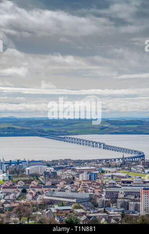 Dal monumento a Dundee Law Hill guardando verso il basso sopra la città alla quarta o Tay ponte ferroviario a Dundee Scozia Scotland Foto Stock