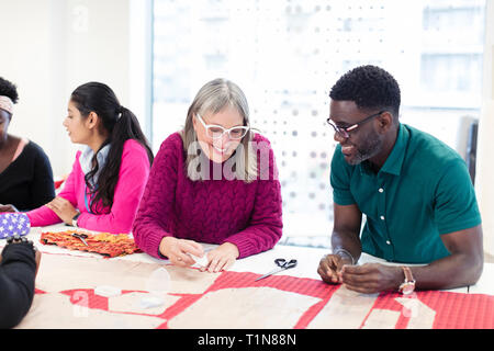 Stilisti di moda di assemblaggio di modello di cucitura Foto Stock