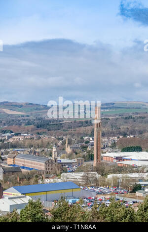 Guardando verso il basso dal monumento a Dundee Law oltre la vendita al dettaglio e industriale della città di Dundee con la miscela di retail moderno e passato indu Foto Stock