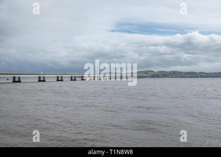 Il Tay Road Bridge porta la A92 stradale attraverso il Firth of Tay da Newport-su-Tay in Fife a Dundee Foto Stock