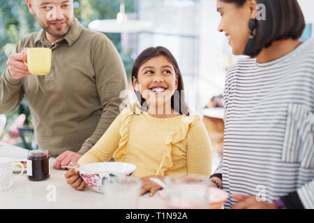 La famiglia felice gustando la prima colazione Foto Stock